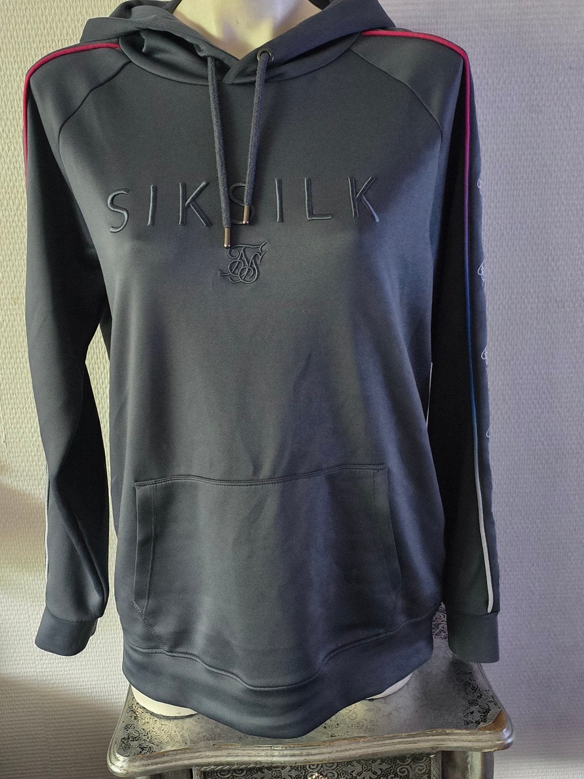 SikSilk hoodie met logo op mouwen - Maat L, Ophalen of Verzenden, Zo goed als nieuw, Grijs, Maat 52/54 (L)