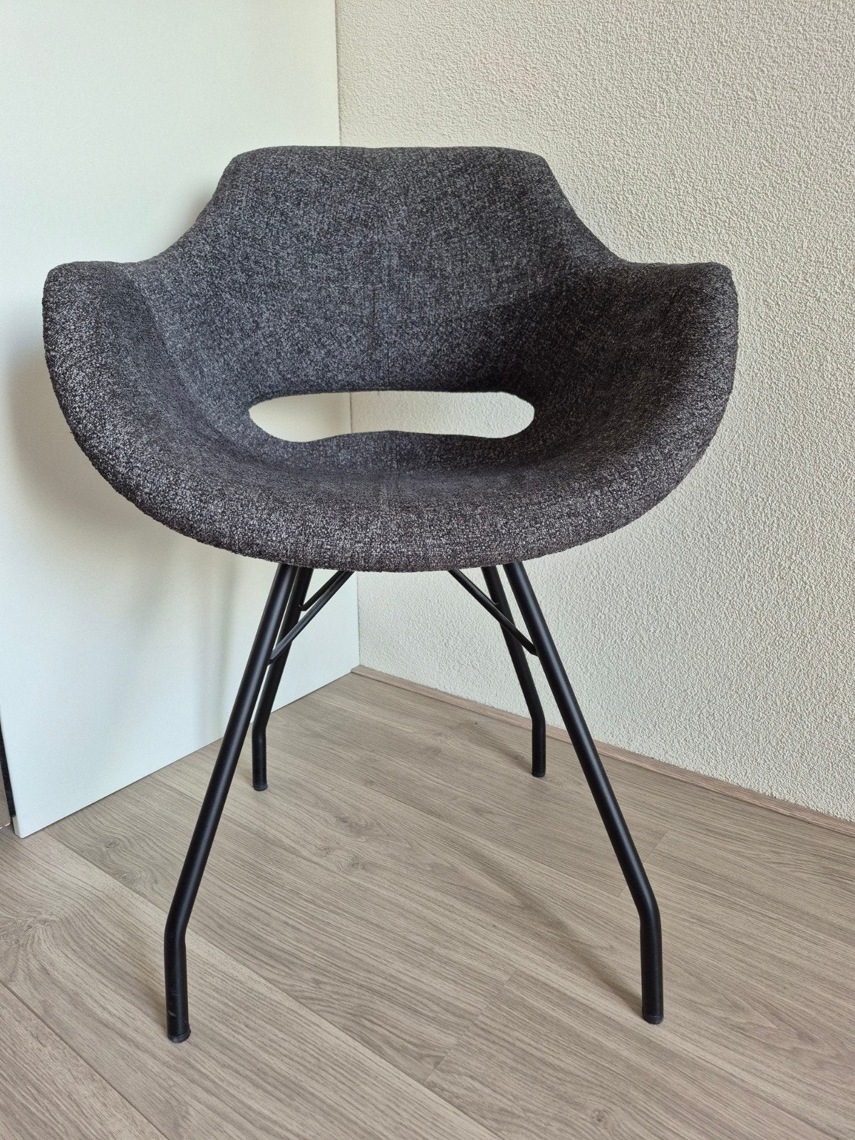 DYYK Design Stoel - Grijs Stof met Zwart Metalen Poten, Ophalen, Zo goed als nieuw, Stof, Modern, Design