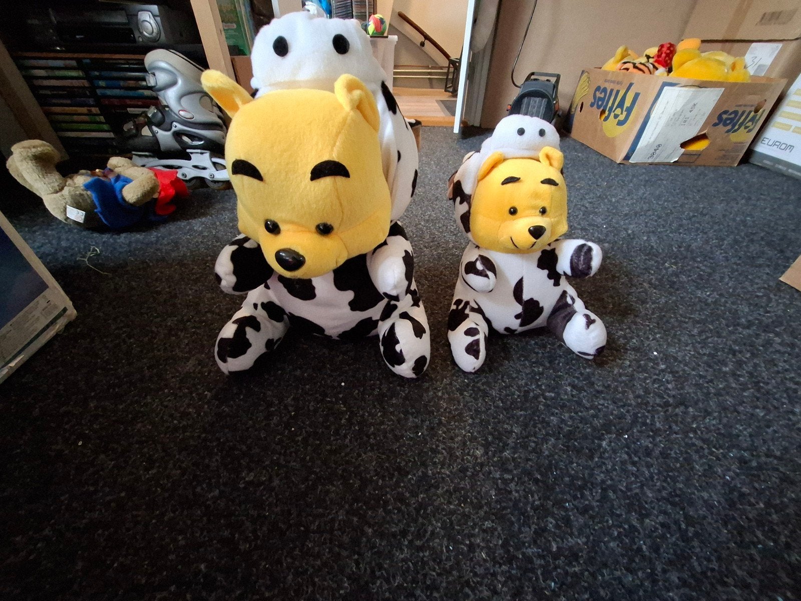 Winnie de Poeh knuffels in koeienpak (2 stuks), Disney, Disney, Ophalen of Verzenden, Zo goed als nieuw