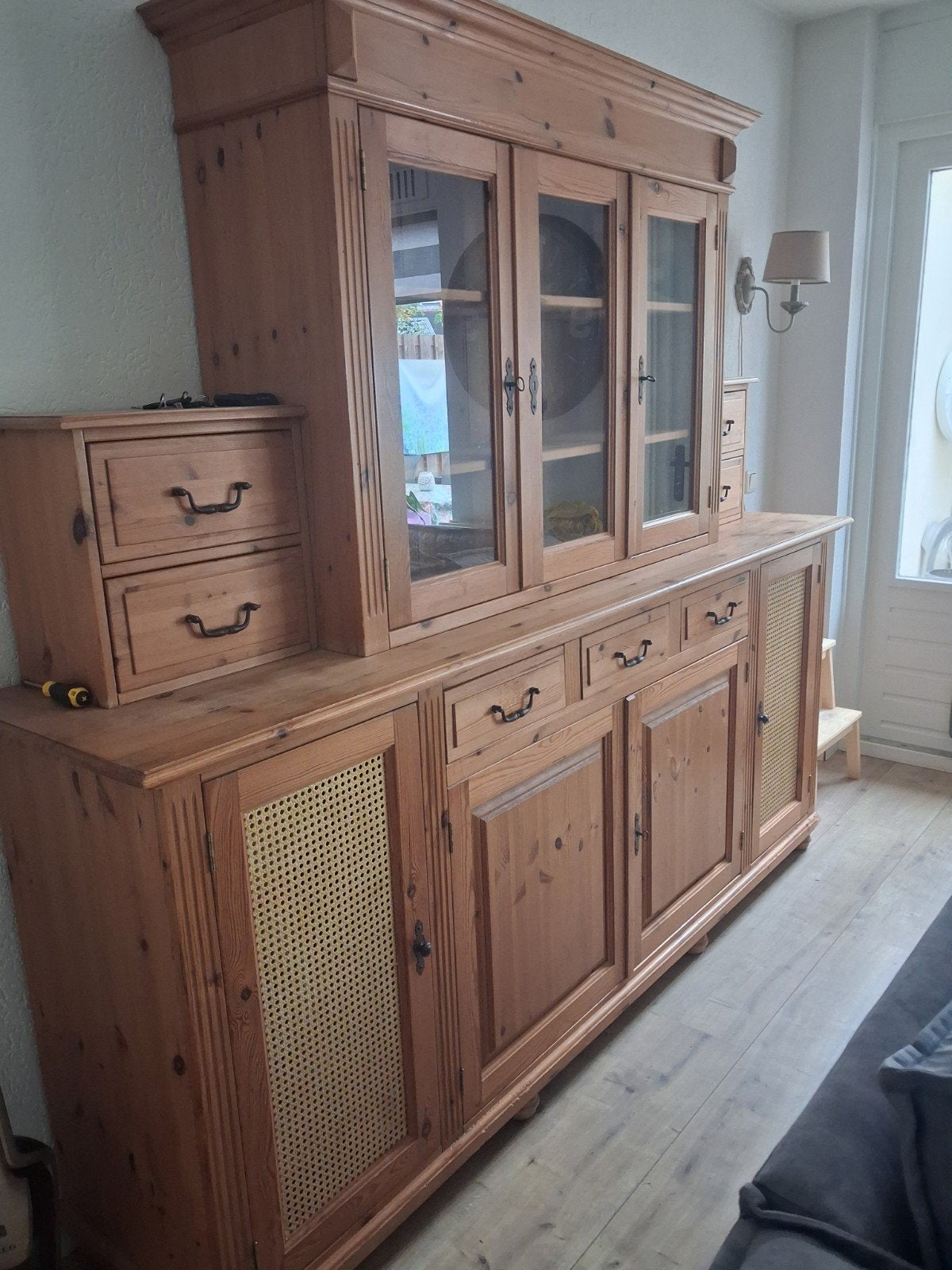Grote grenen buffetkast met vitrine en opbergruimte, Ophalen, Gebruikt