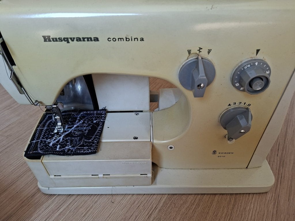 Vintage Husqvarna Combina 3010 naaimachine goede staat, Hobby en Vrije tijd, Ophalen, Gebruikt, Naaimachine, Husqvarna