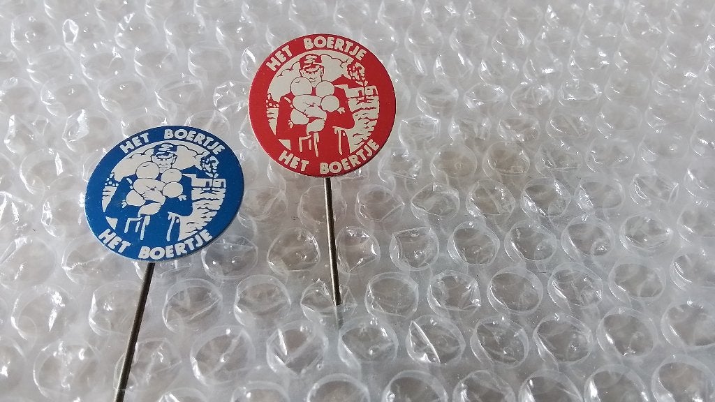 2 verschillende kleuren speldjes het boertje (kaas), Ophalen of Verzenden, Zo goed als nieuw, Overige onderwerpen