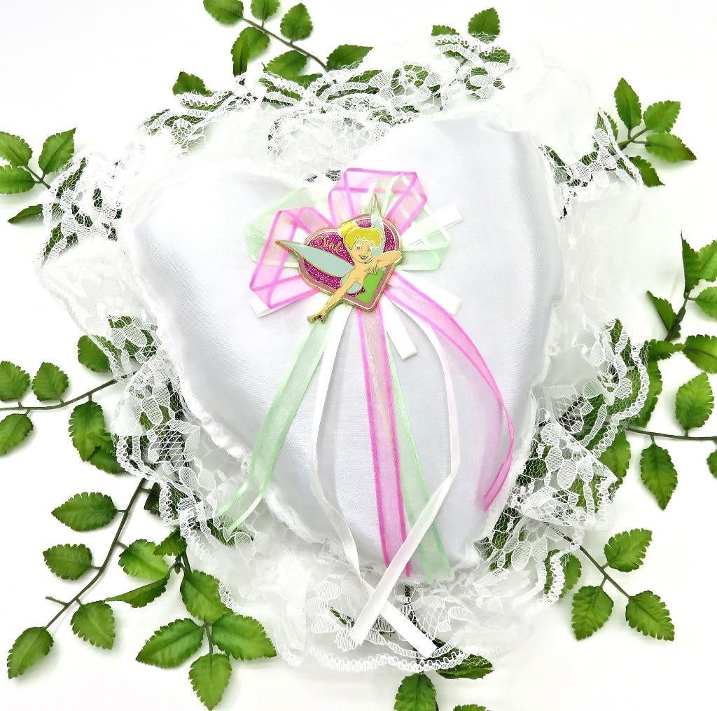 Leuke Disney Tinkerbell op een witte trouwring kussen., Ophalen of Verzenden, Nieuw, Versiering, Geboorte of Huwelijk