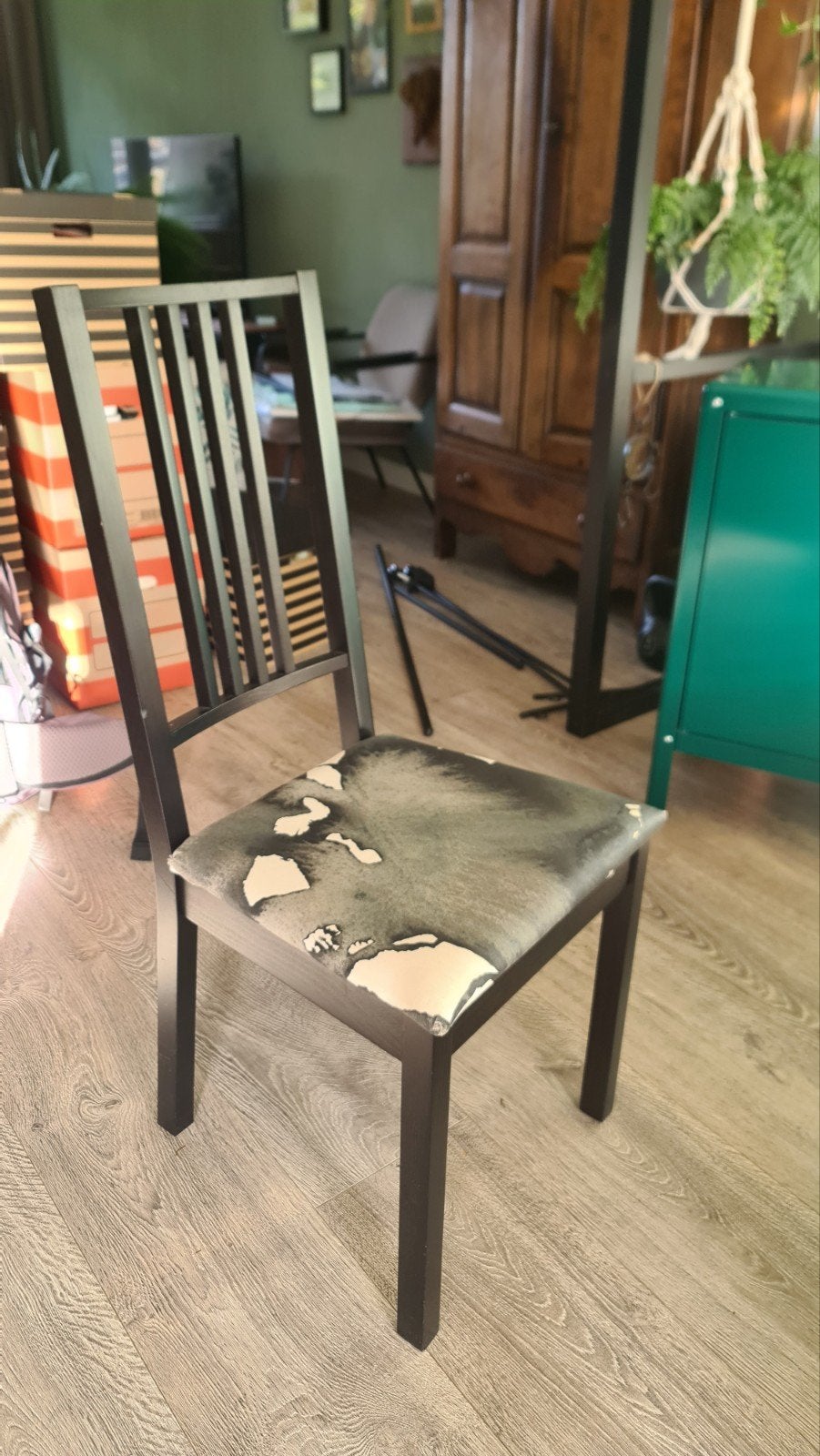 Zwarte houten (eettafel)stoel met unieke zitting, Huis en Inrichting, Stoelen, Ophalen, Gebruikt, Modern, Eclectisch, Zwart