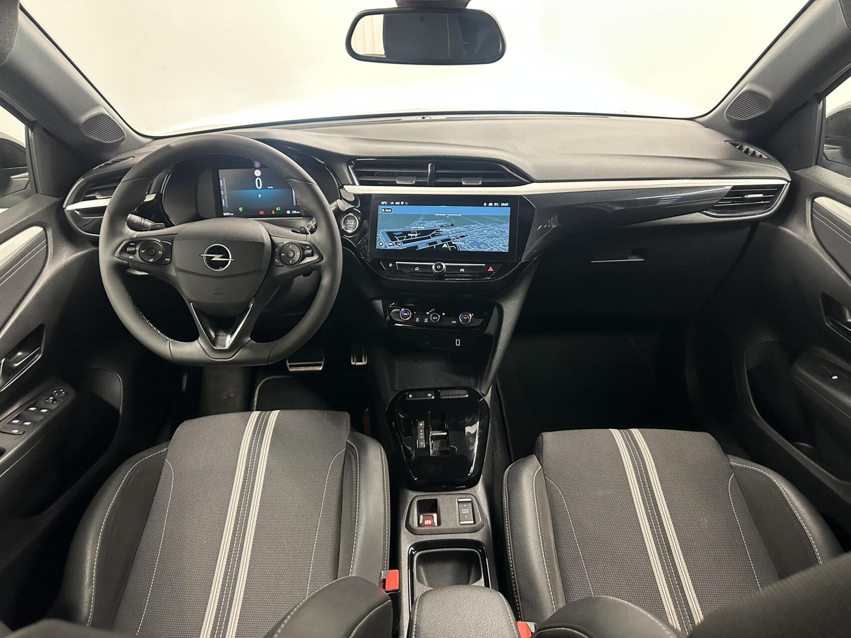 Foto 2 van Opel Corsa 1.2 Turbo Hybrid 145PK GS NAVI CARPLAY CAMERA CRU