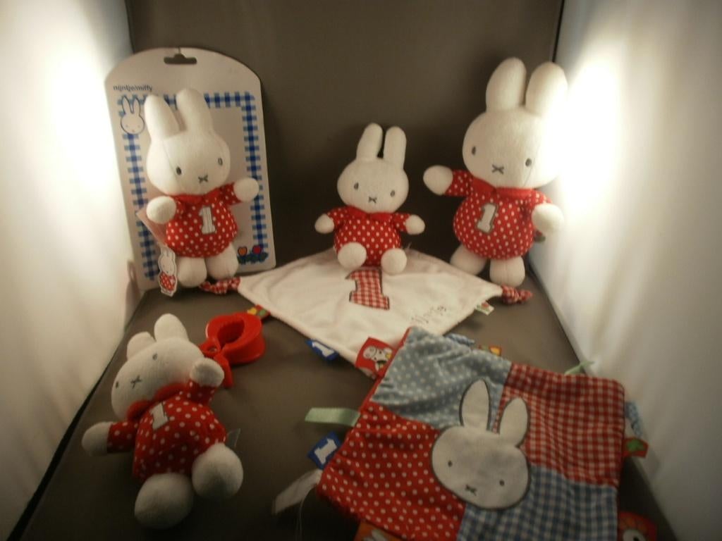Nijntje met tril Maxi-Cosi klem rood/grijs/wit nr 1 op buik, Kinderen en Baby's, Konijn, Nijntje, Ophalen of Verzenden, Zo goed als nieuw