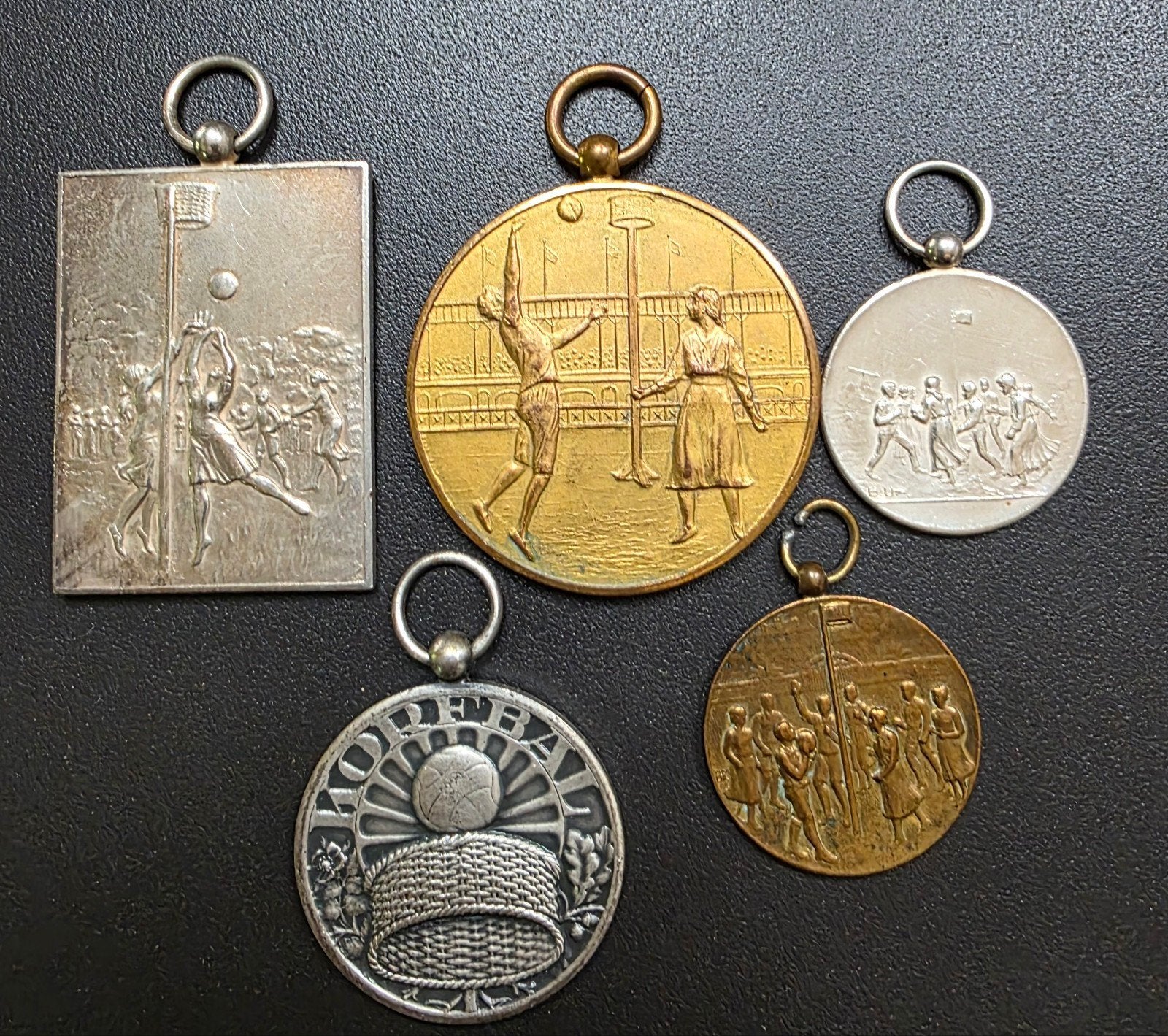 060) 5 ORIGINELE SPORTMEDAILLES KORFBAL 1924 - 1936, Verzenden, Overige materialen, Nederland
