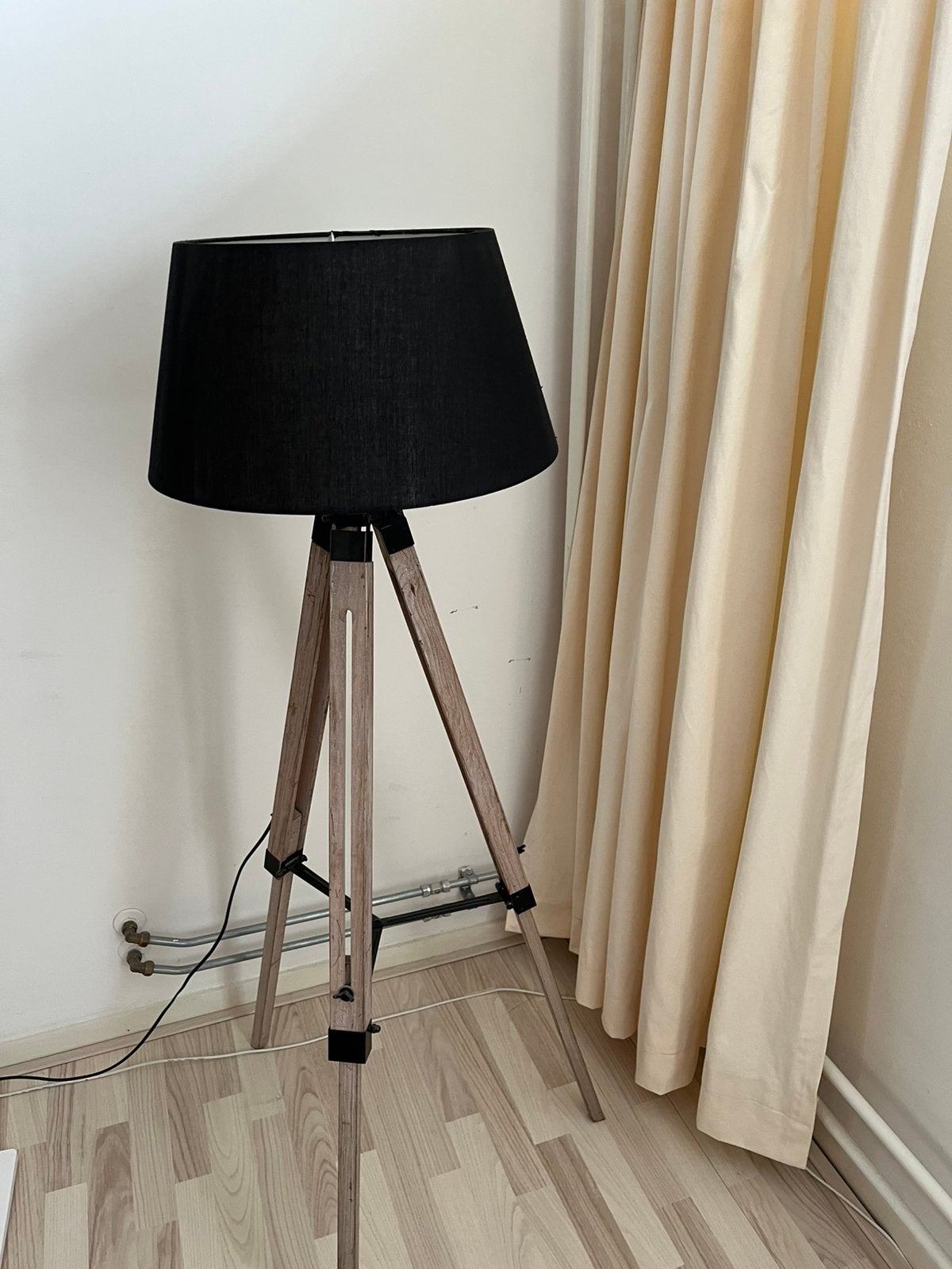 Stijlvolle staande lamp met houten driepoot en zwarte kap, Ophalen, Zo goed als nieuw, Hout, 150 tot 200 cm