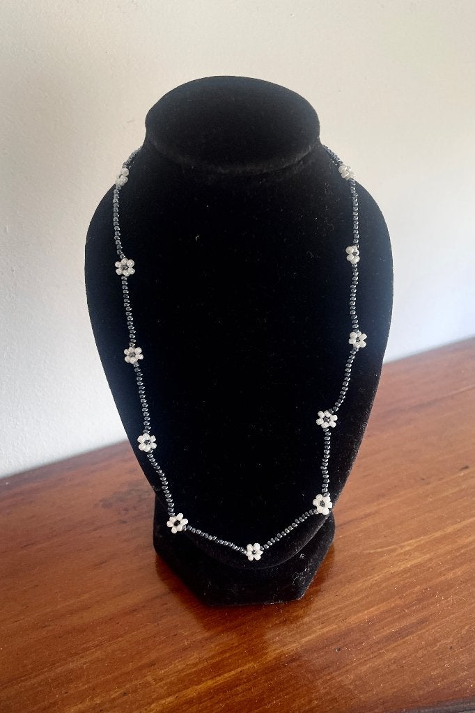 oud kinderkettinkje met bloemkraaltjes, Ophalen of Verzenden, Overige materialen, Ketting