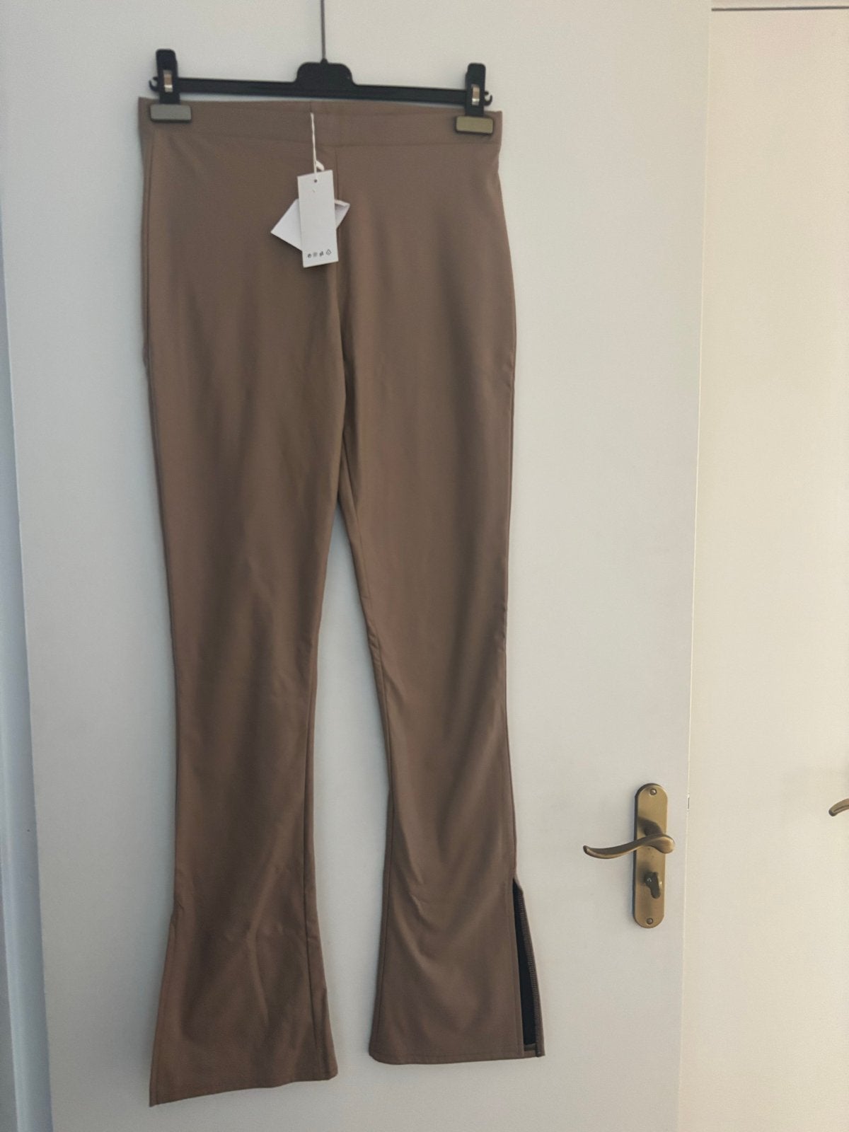 Nieuwe leerlook broek met split, maat L/XL, Kleding | Dames, Bruin, Maat 42/44 (L), Nieuw, Ophalen of Verzenden