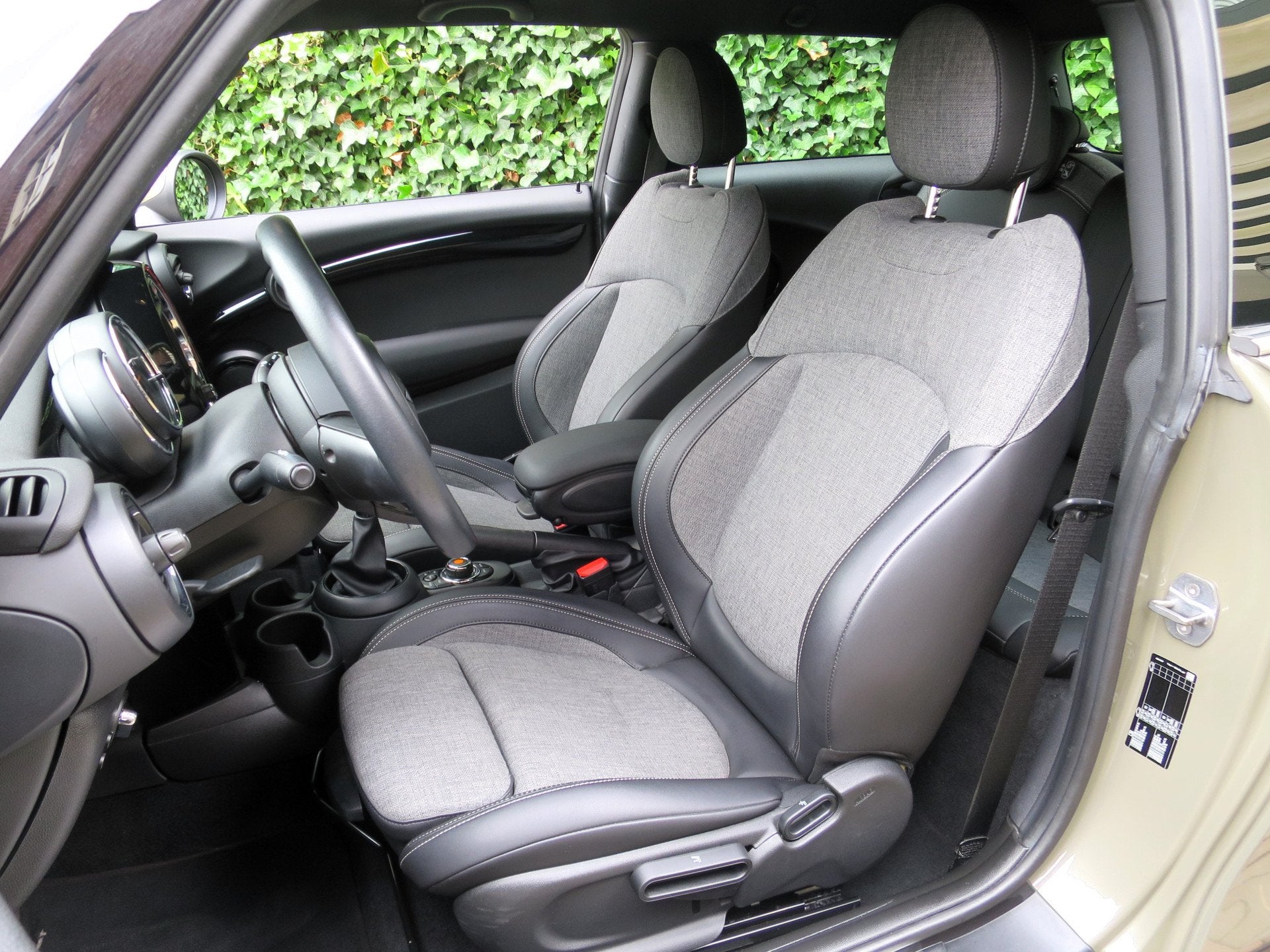 MINI Cooper 1.5 Chili F56 LCI LED, Navi, Apple CarPlay, DAB, 12 maanden, Gebruikt, 4 stoelen, Leder en Stof