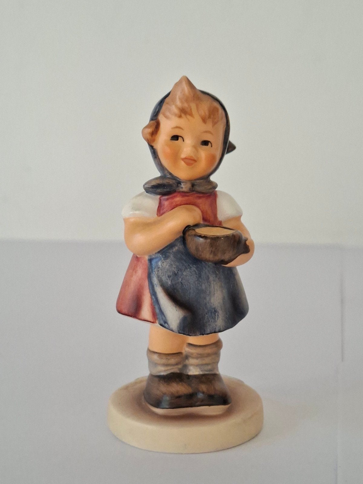 Hummel beeldje Jungbäuerin From Me to You 1995/96, Verzamelen, Beelden en Beeldjes, Ophalen of Verzenden, Zo goed als nieuw