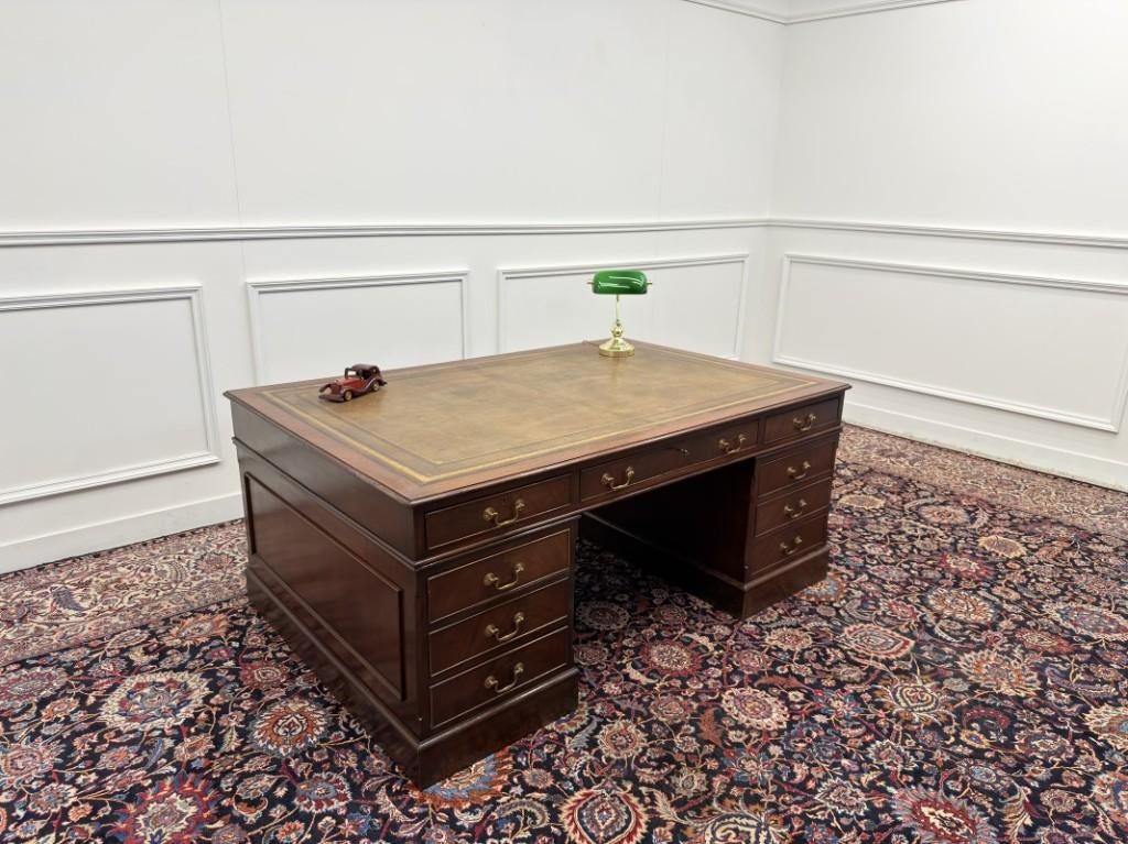 Groot Klassiek Engels Chesterfield Bureau Partnerdesk, Antiek en Kunst, Antiek | Kantoor en Zakelijk, Ophalen