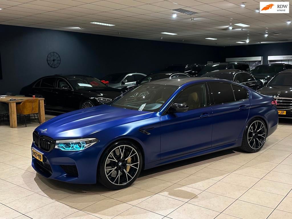 BMW 5-serie M5 Competition|KERAMISCH|3xTV|FROZEN BLUE|BOMVOL, Automaat, Gebruikt, Verwarming stoelen achter, 2000 kg