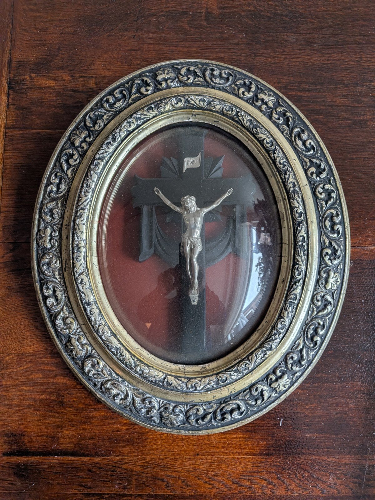 Antiek religieus kruisbeeld in een ovale glazen lijst, Antiek en Kunst, Ophalen