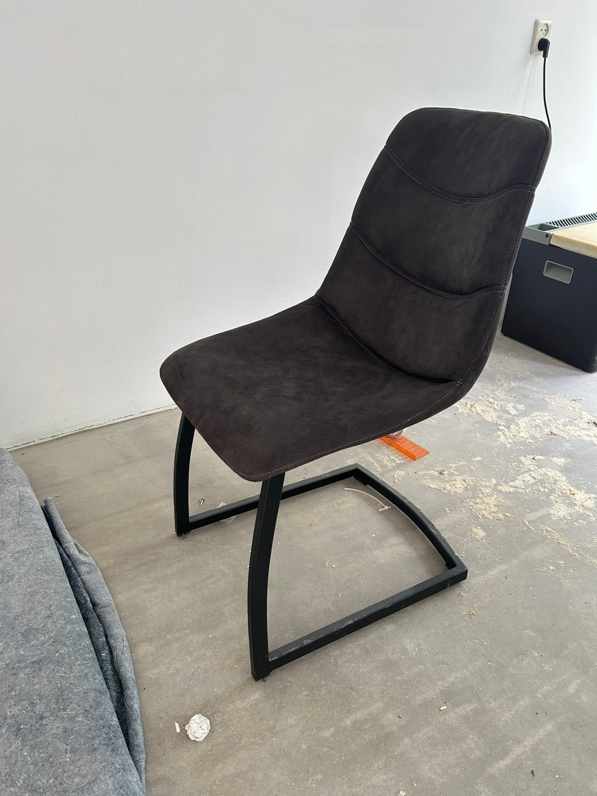 5 eetkamer stoelen. 2 zwarte en 3 bruine., Huis en Inrichting, Ophalen, Gebruikt, Zwart, Vijf, Zes of meer stoelen