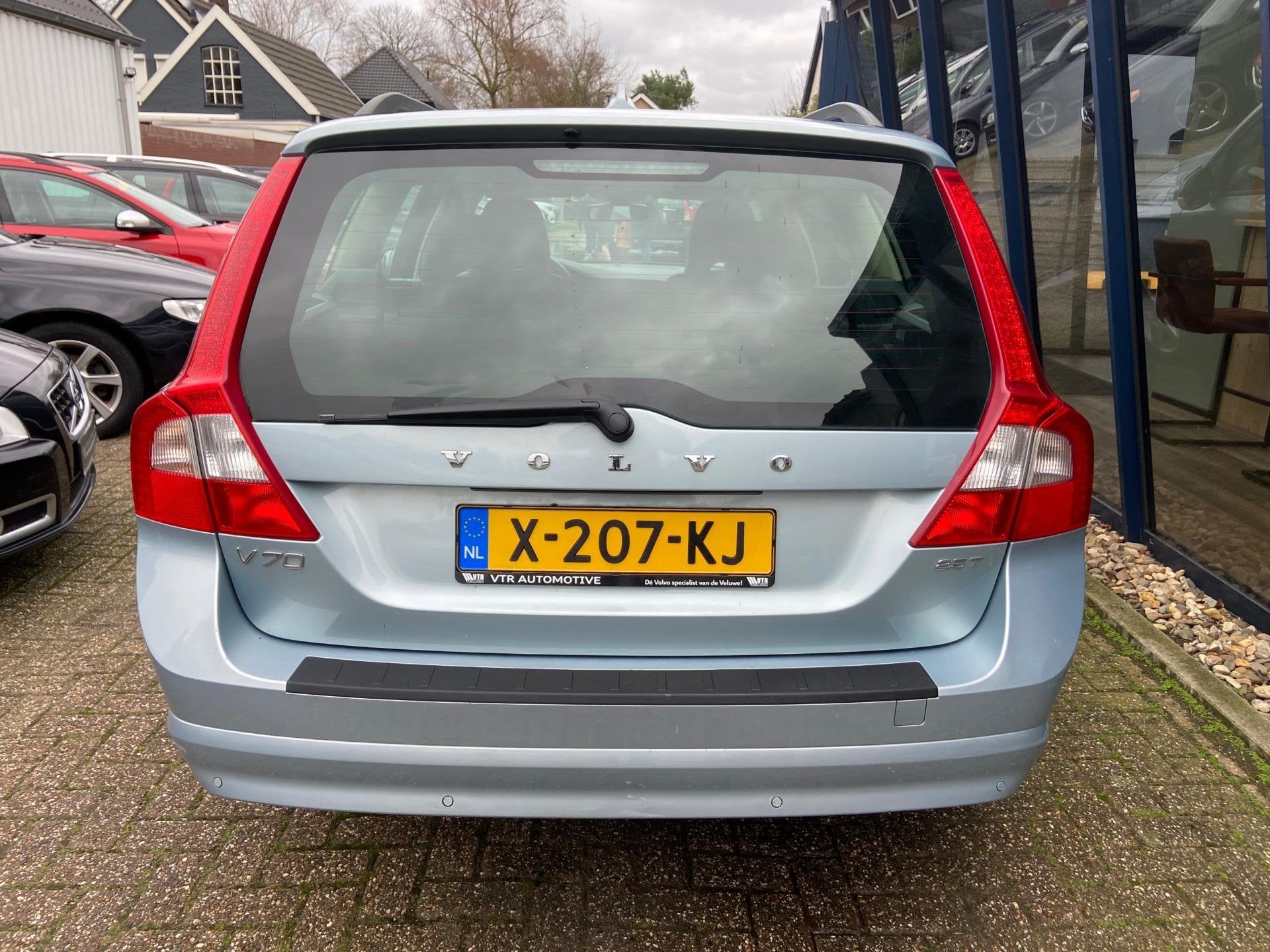 Volvo V70 2.5T Momentum 200PK Youngtimer, Auto's, Volvo, Voorwielaandrijving, Zwart, 1573 kg, Blauw