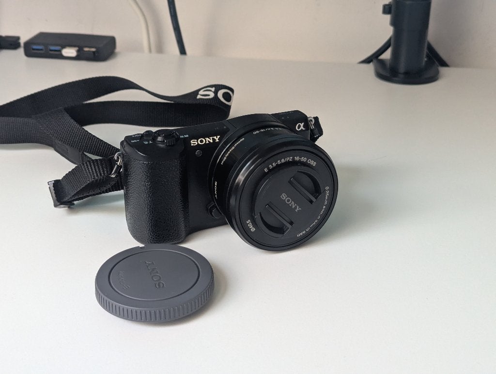 Sony a5100 + E PZ 16-50mm f/3.5-5.6 OSS, Audio, Tv en Foto, Fotocamera's Digitaal, Draagriem, Gebruikt, Ophalen of Verzenden, 24 megapixels