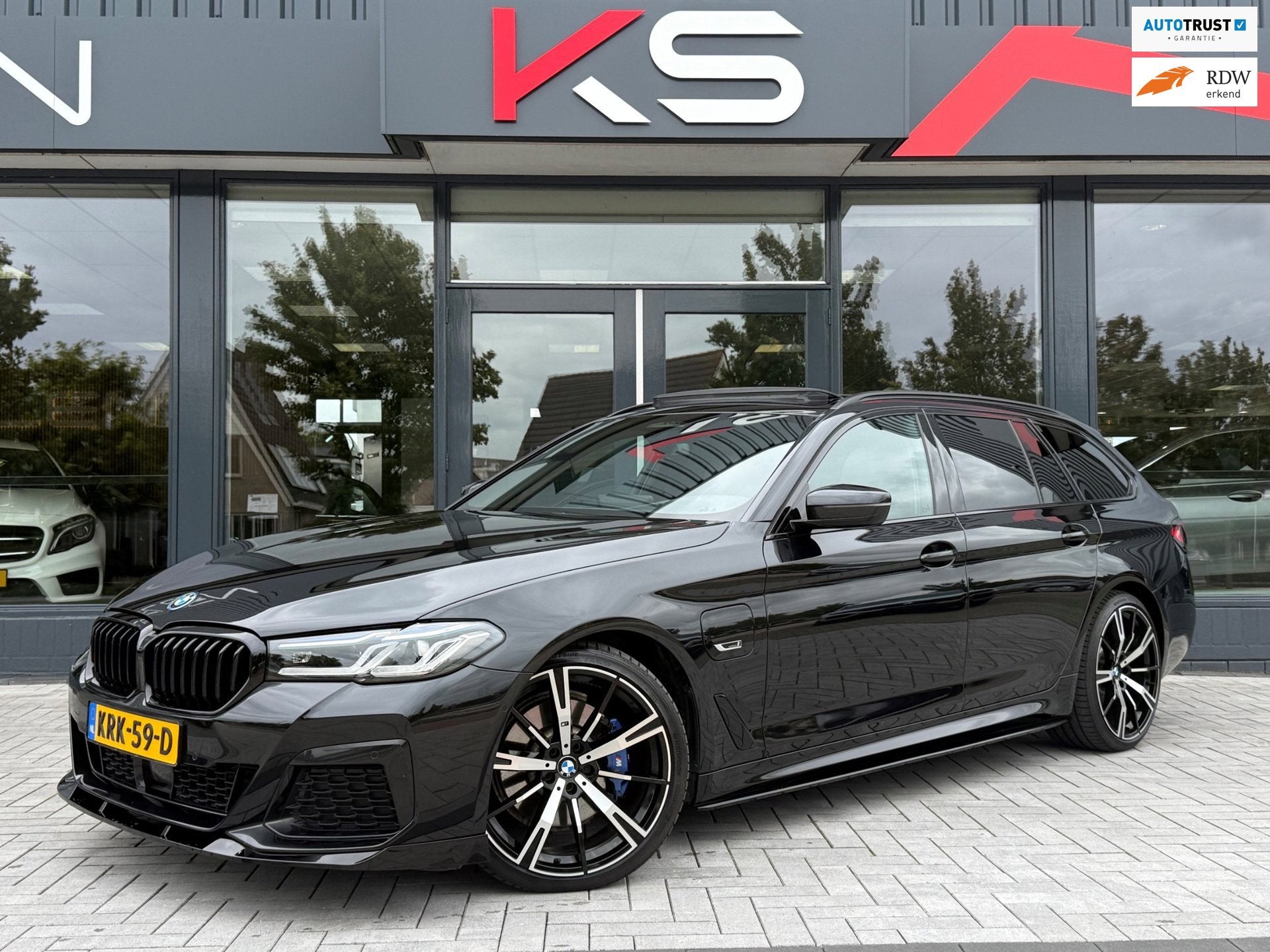 BMW 5-serie Touring 530e Business M Pano Laser HUD Camera, Achterwielaandrijving, Gebruikt, 4 cilinders, Zwart