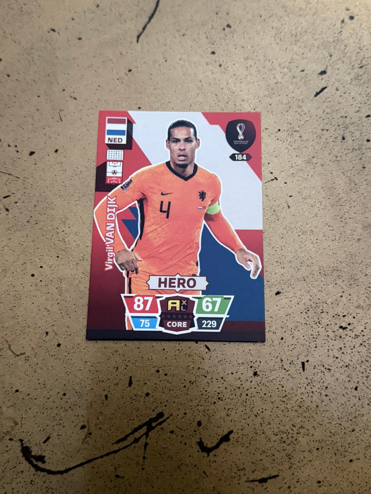 Panini Qatar 2022 Virgil van Dijk Hero kaart, Verzamelen, Ophalen of Verzenden, Nieuw, Overige sporten, Spelerskaart