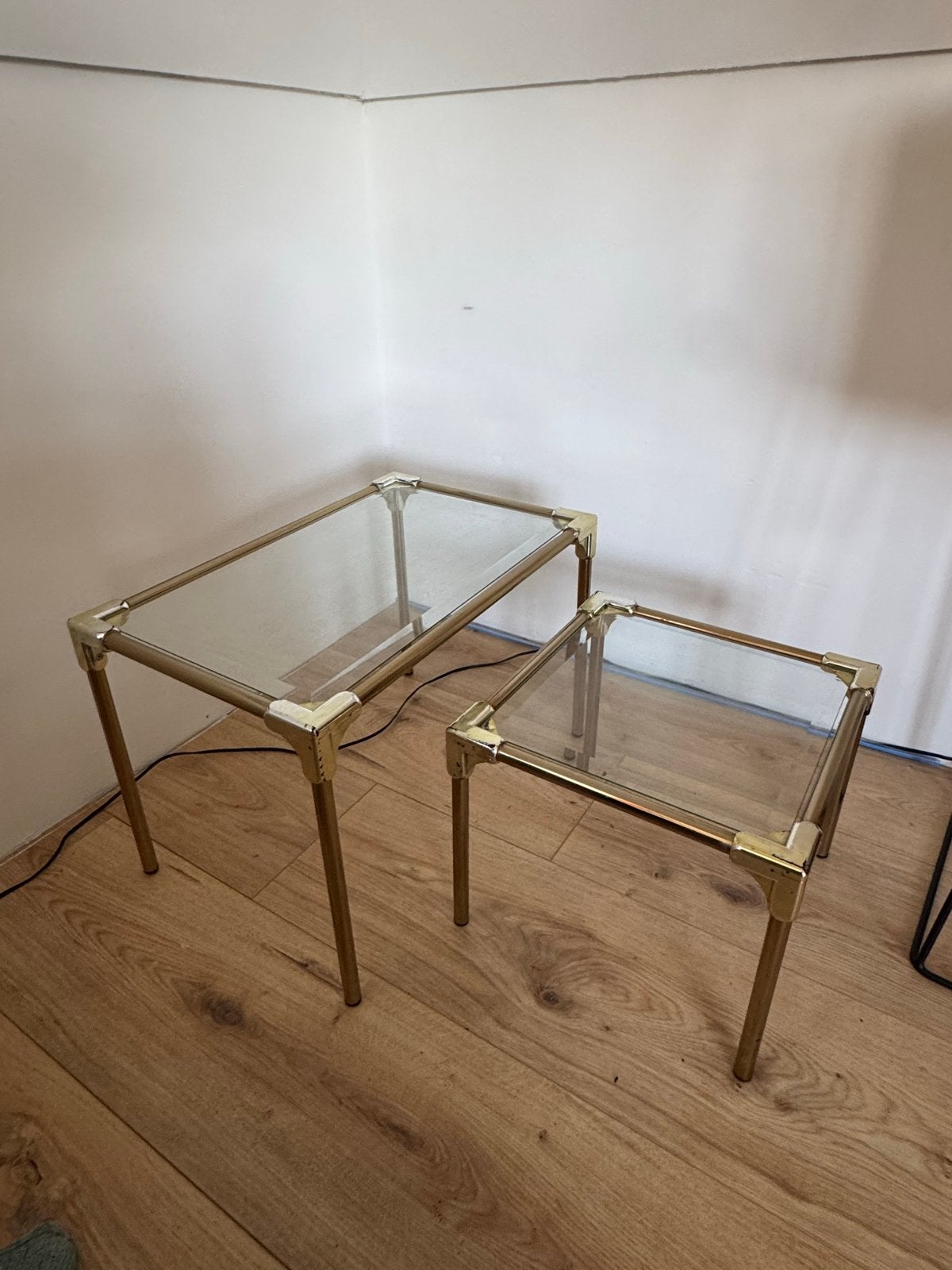 Set van 2 bijzettafels met gouden optiek en glas, Ophalen, Minder dan 45 cm, Minder dan 55 cm, Gebruikt