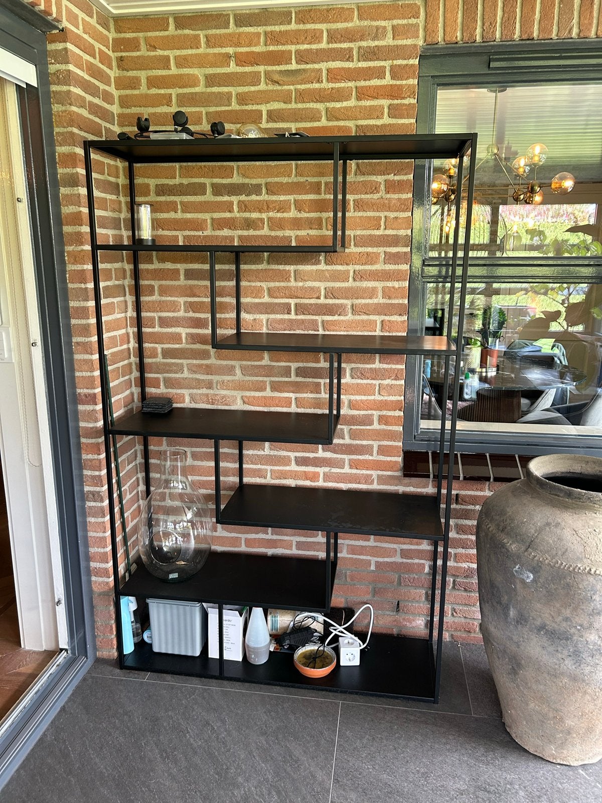 Zwart metalen open kast met asymmetrische planken, Ophalen, Gebruikt