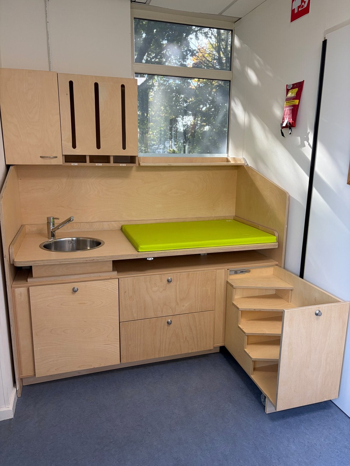 Foto 6 van In hoogte verstelbare commode met kraan, trapje en luierkast