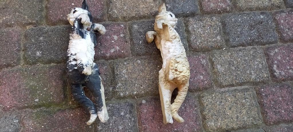 2 kattenbeelden voor aan de schutting, Tuin en Terras, Tuinbeelden, Ophalen, Gebruikt, Kunststof, Dierenbeeld
