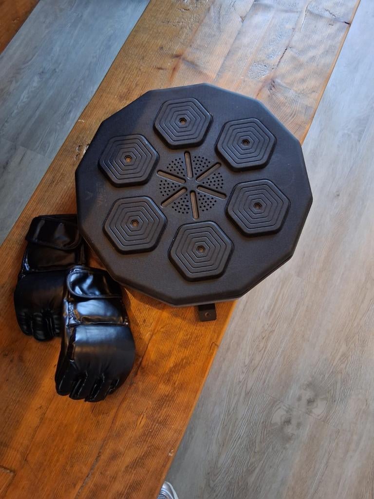 Muziek Boks Apparaat voor aan de Muur met Handschoenen, Ophalen