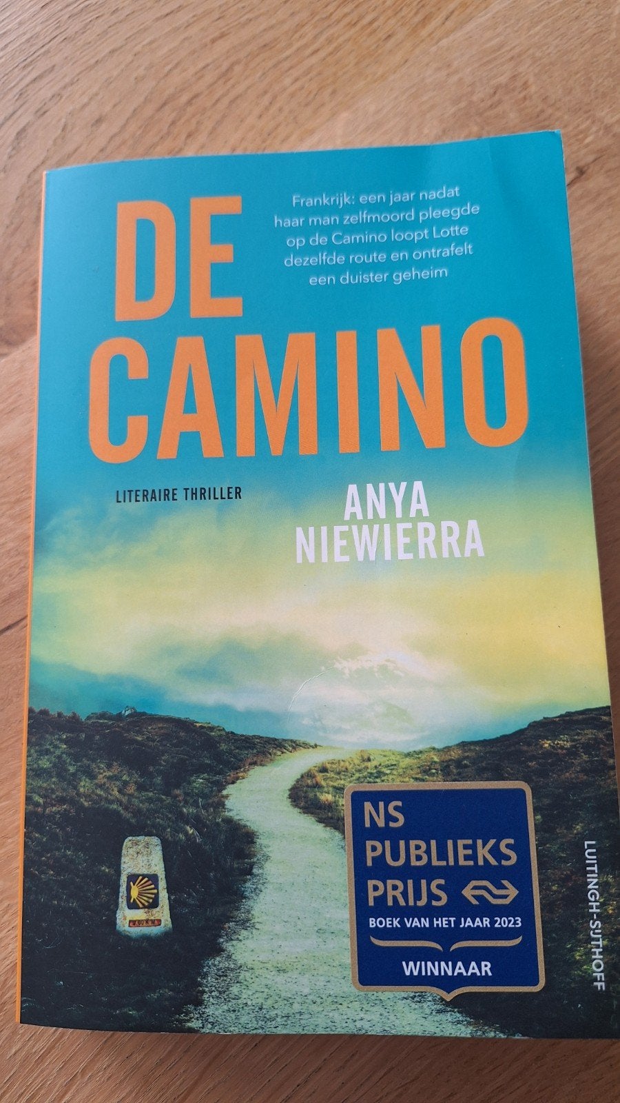 De Camino - Anya Niewierra (NS Publieksprijs winnaar), Boeken, Thrillers, Ophalen of Verzenden, Zo goed als nieuw, Anya Niewierra
