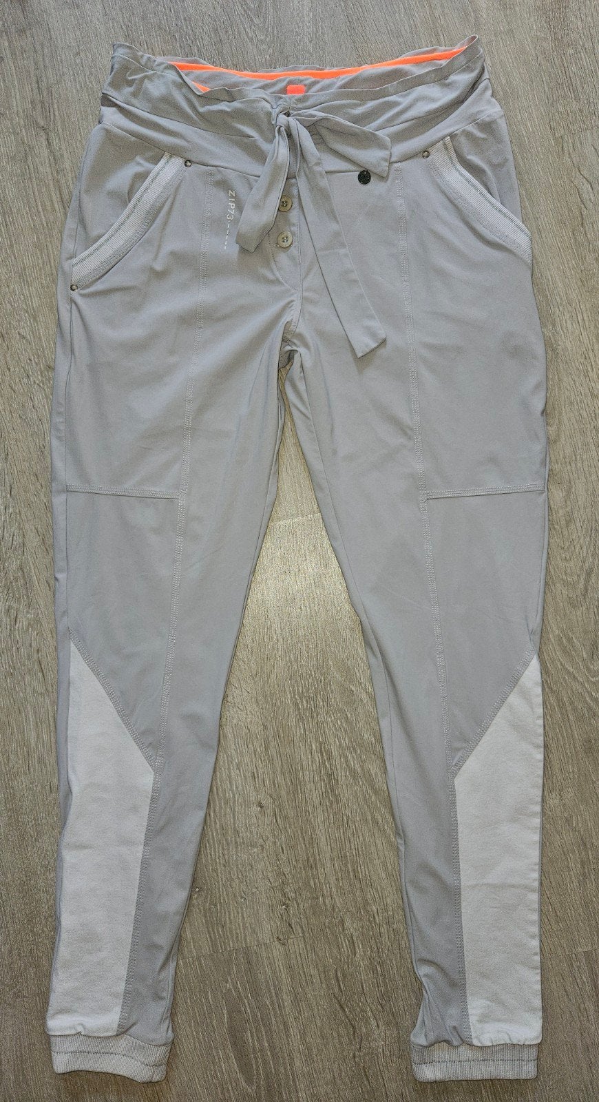 ZIP73 Sportieve Lichtgrijze Travelstof Broek Jogger Maat 29, Ophalen, Zo goed als nieuw, Grijs, Lang