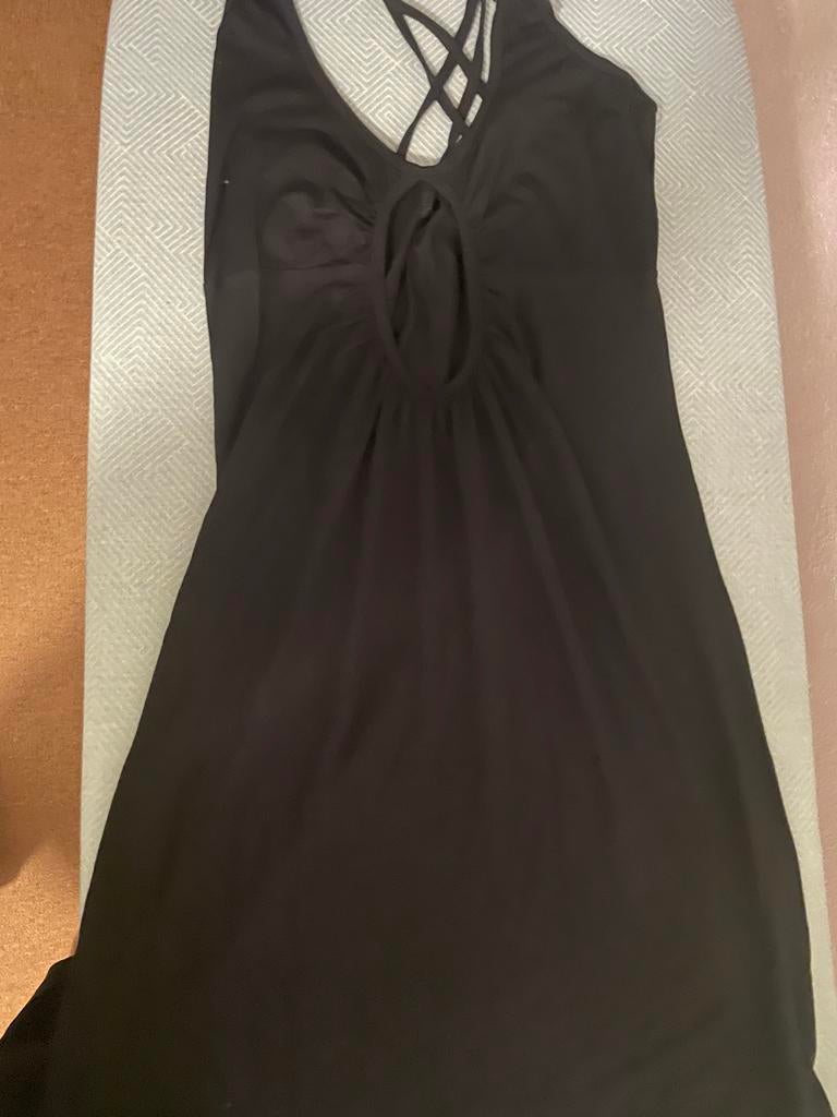 Zwarte jurk maat M met cut-out en ringdetails, Kleding | Dames, Jurken, Gedragen, Maat 38/40 (M), Zwart, Ophalen of Verzenden