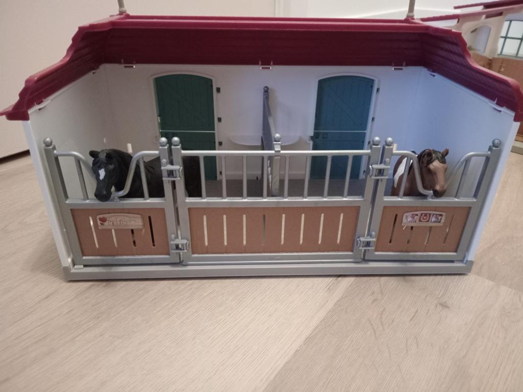 Een stallenblok met 2 stallen+ 2 paarden, Ophalen of Verzenden, Zo goed als nieuw, Overige typen