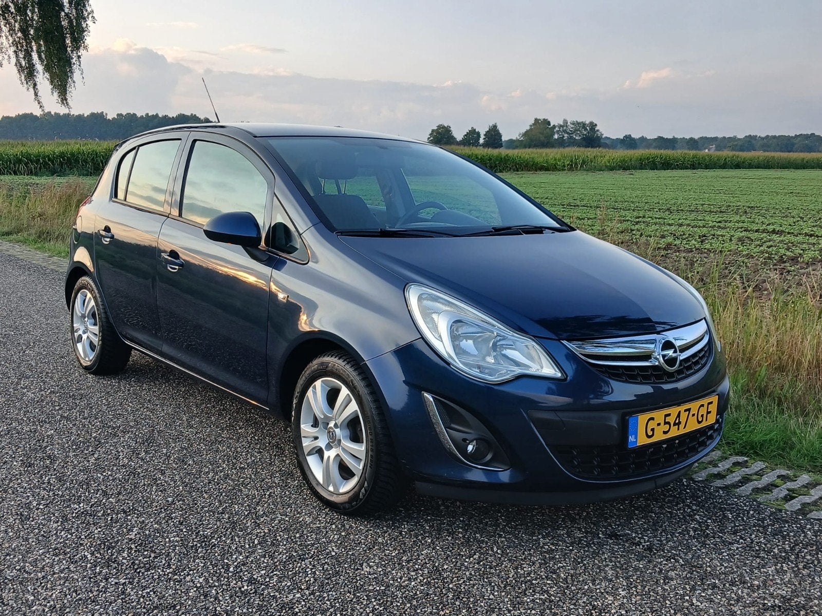 Foto 3 van Opel Corsa 1.2 16V  Edition AIRCO 5 deurs