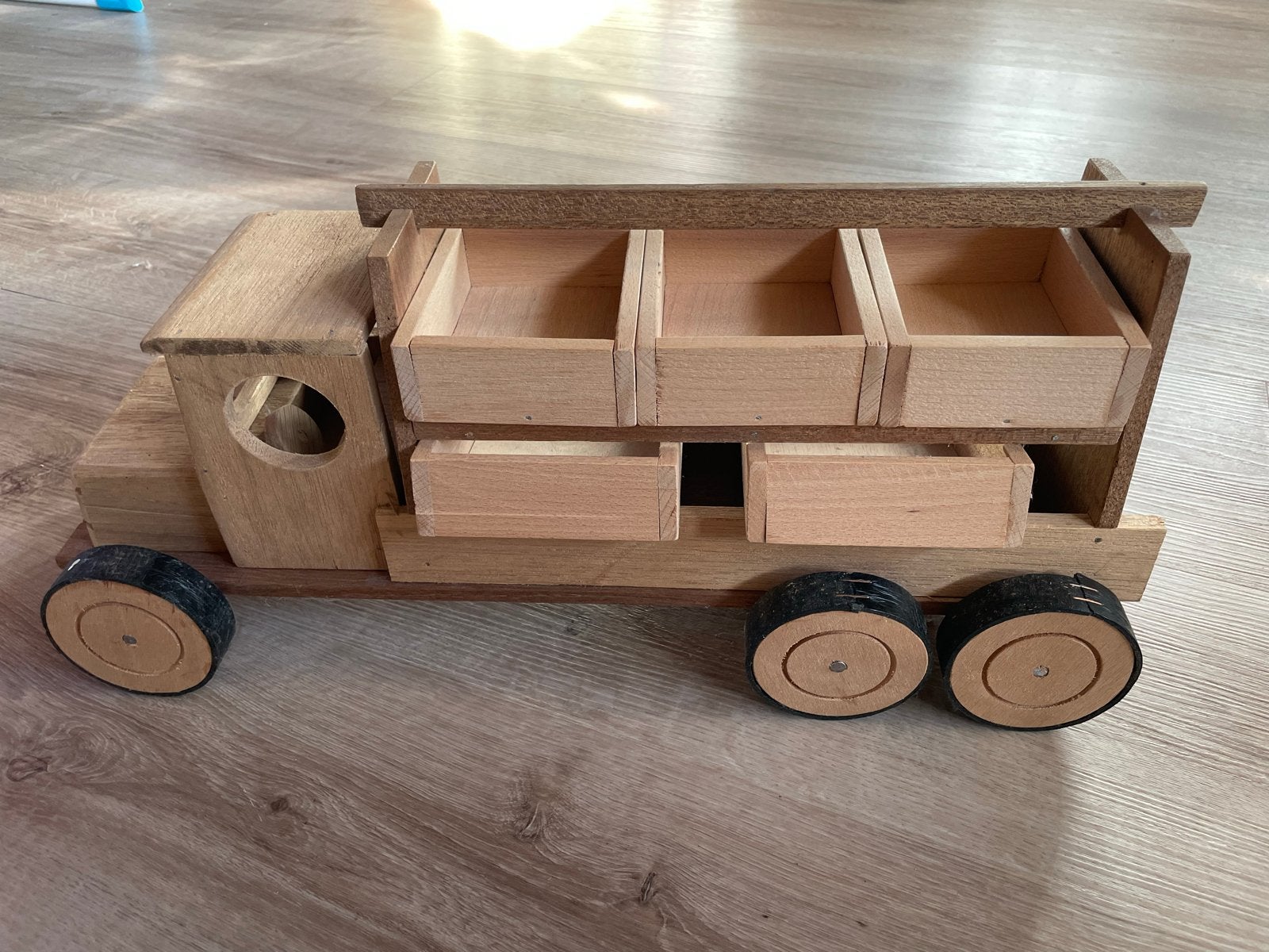 Houten speelgoed vrachtwagen met lades, Ophalen of Verzenden, Gebruikt, Rij- of Hobbelspeelgoed