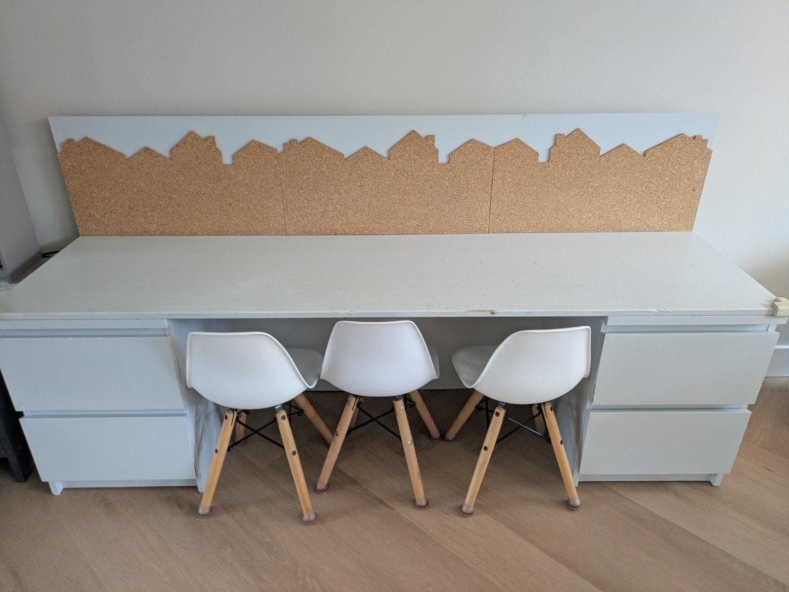 kinderbureau met lades en prikbord + 3 Eames stoeltjes, Ophalen, Met lades, Gebruikt, Wit