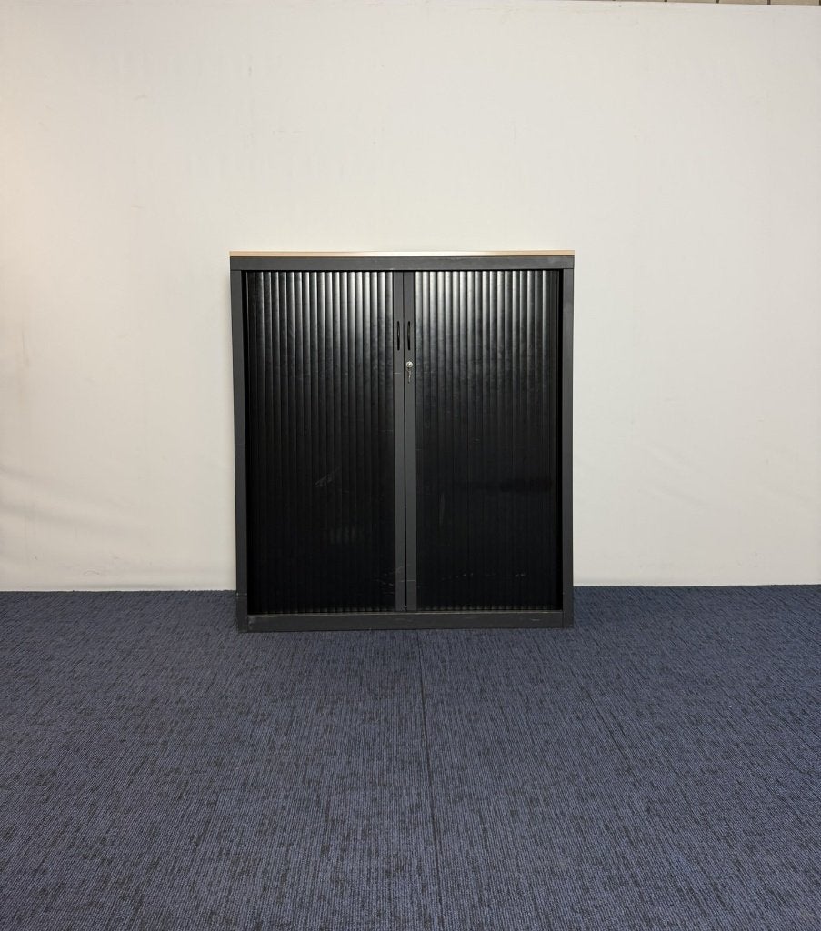 2 x Roldeurkast Kembo, zwart, H 140 x B 125 x D 45 cm.