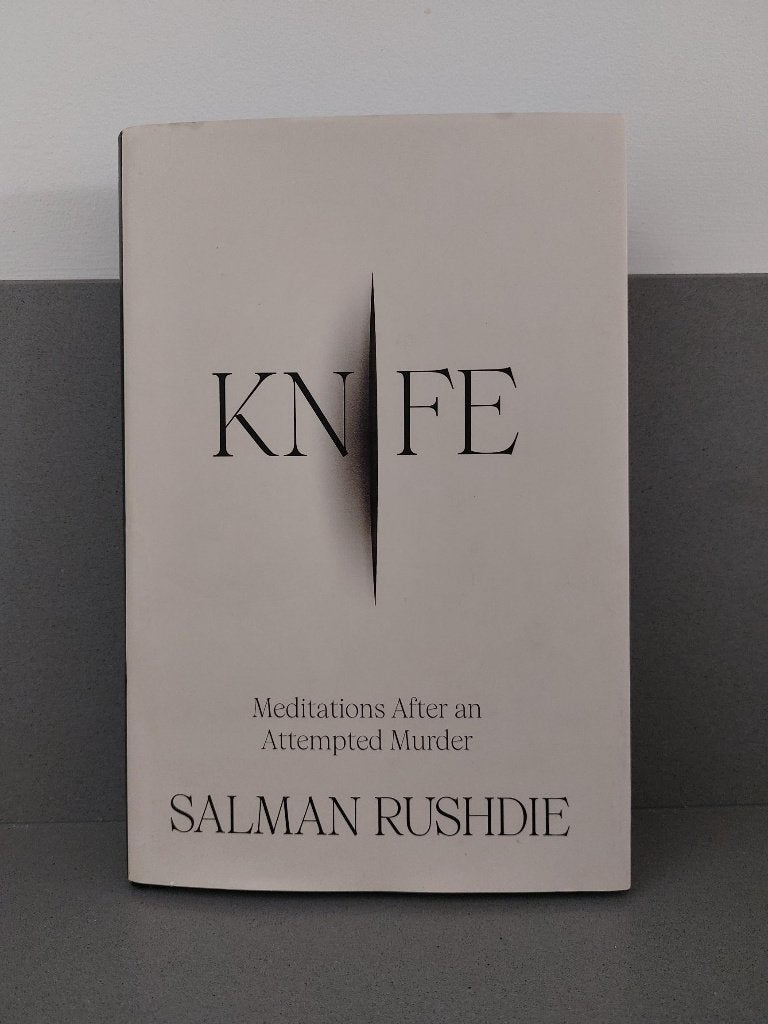 Salman Rushdie- Knife: meditations after an attempted murder, Boeken, Ophalen of Verzenden, Zo goed als nieuw