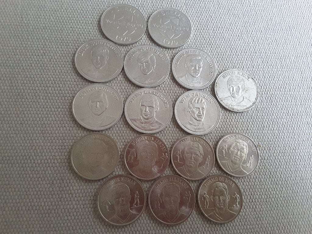 Voetbalmunten uit 1970 (Cruijff ) en  2000 (Bergkamp) e.v.a., Postzegels en Munten, Penningen en Medailles, Overige materialen