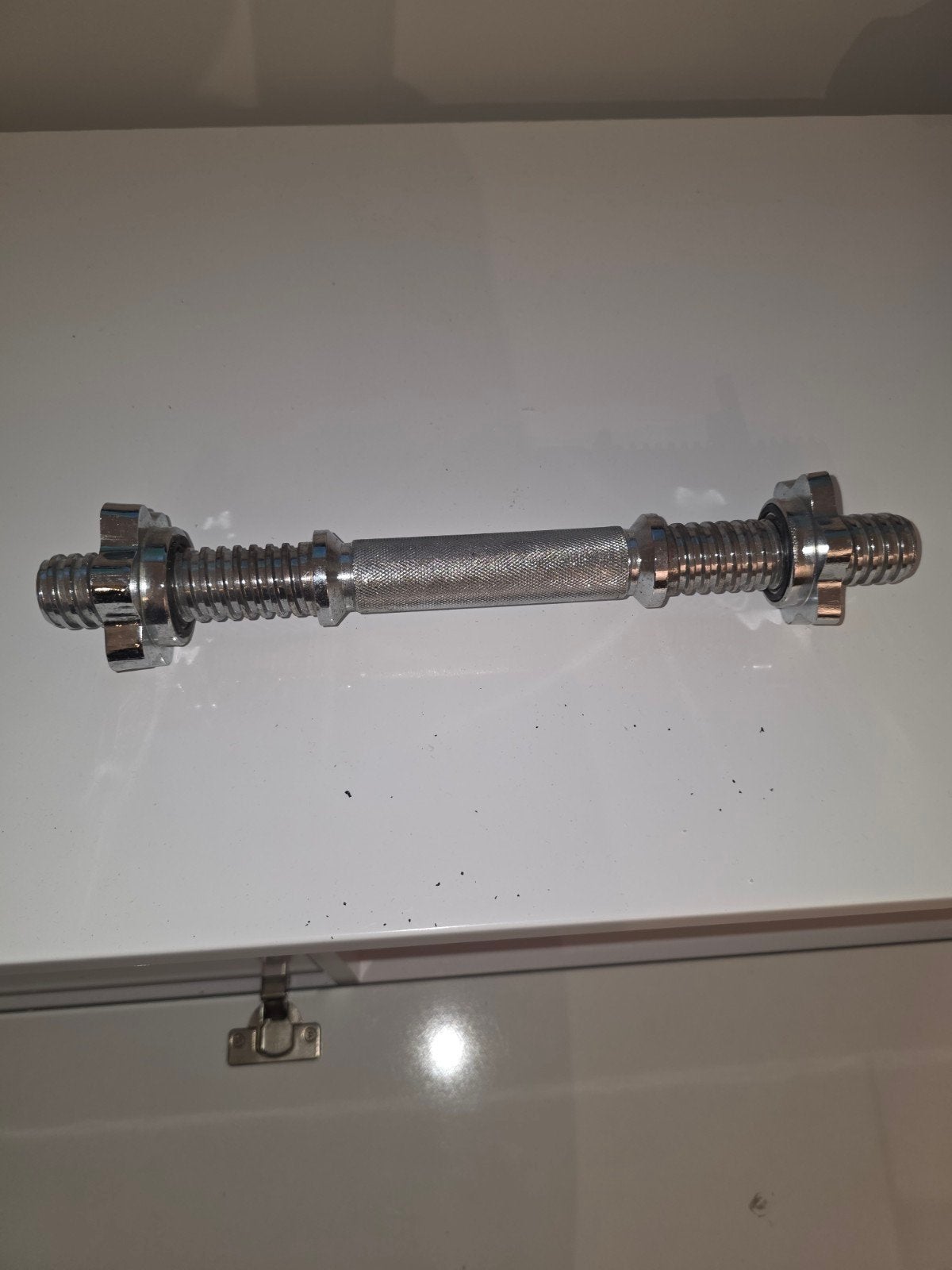 Halterstang met schroefsluitingen-35 cm, Sport en Fitness, Ophalen of Verzenden, Gebruikt, Rug, Halterstangen