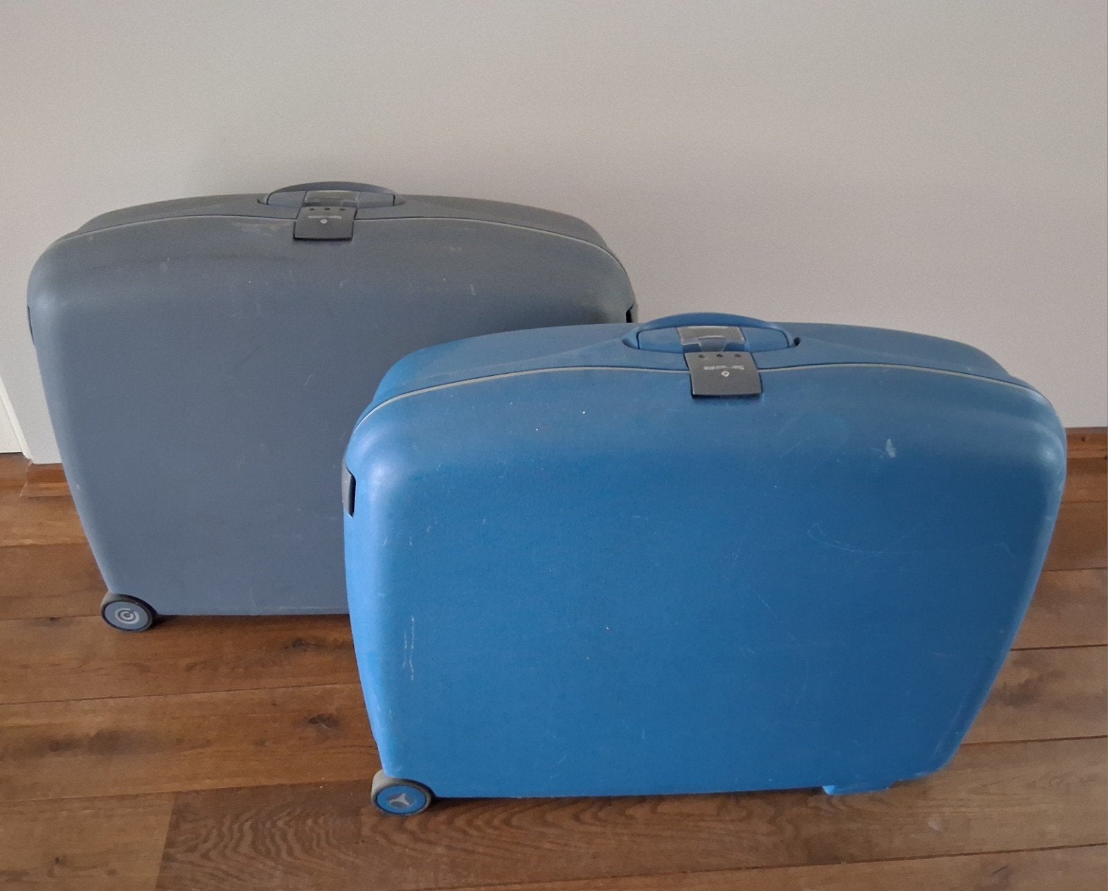 Set van 2 koffers Samsonite- Blauw en Grijs, Uitschuifbare handgreep, Gebruikt, Hard kunststof, 45 tot 55 cm