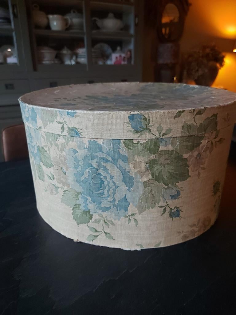 Vintage hoedendoos met bloemenprint, Huis en Inrichting, Overige materialen, Minder dan 50 cm, Gebruikt, Minder dan 50 cm