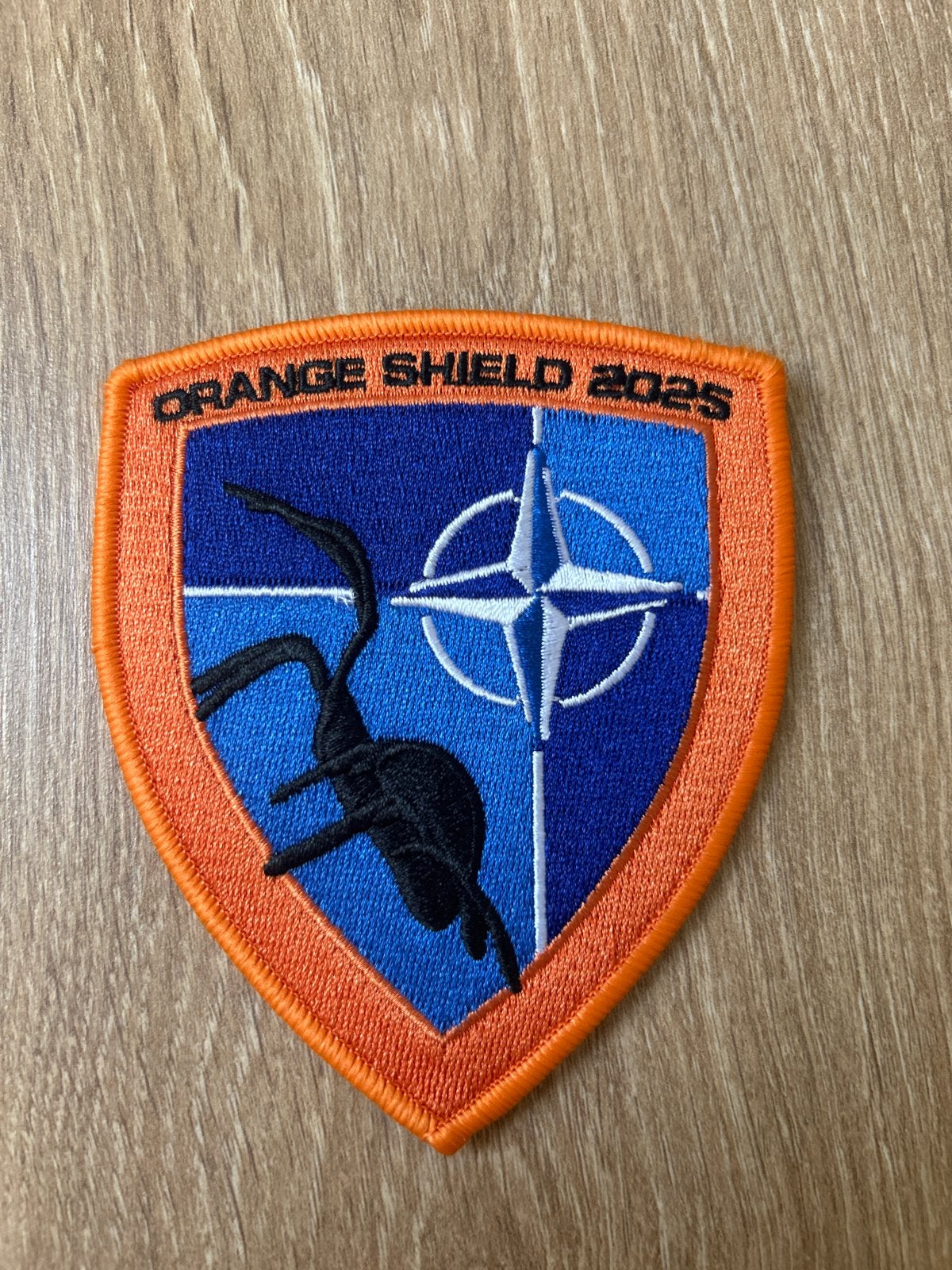 Orange Shield 2025 NATO Patch - NAVO Top 2025 Trump, Ophalen of Verzenden, Zo goed als nieuw