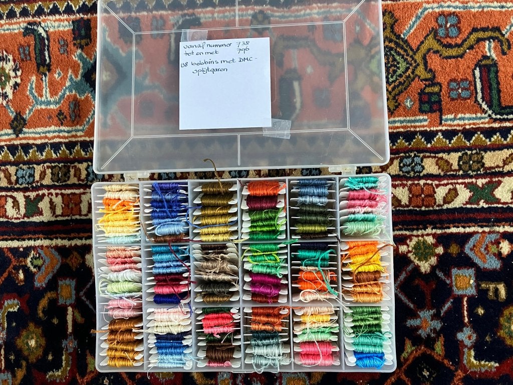 DMC nrs.738-796 Grote set borduurgaren in handige opbergdoos, Ophalen of Verzenden, Gebruikt, Handborduren, Borduurgaren of Zijde