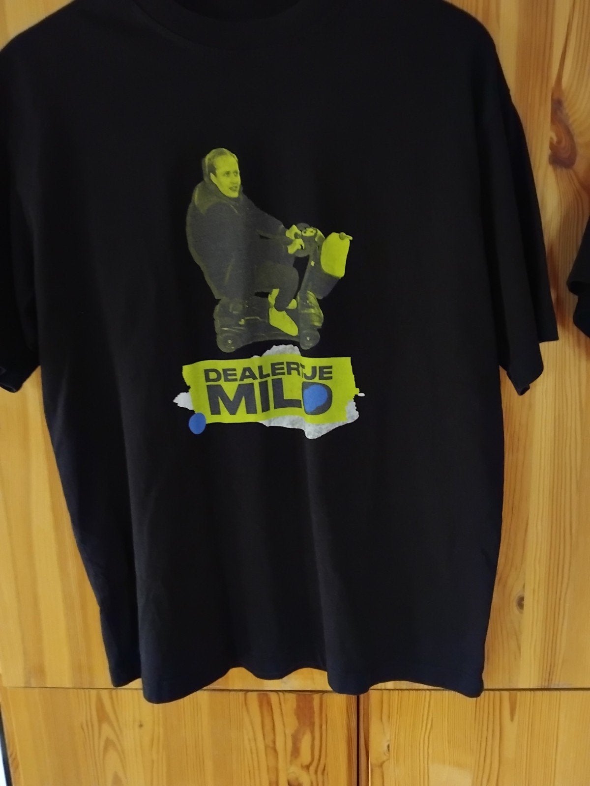Dealertje Milo Shirt | Bankzitters, Kleding | Heren, T-shirts, Bankzitters, Verzenden, Zwart, Zo goed als nieuw