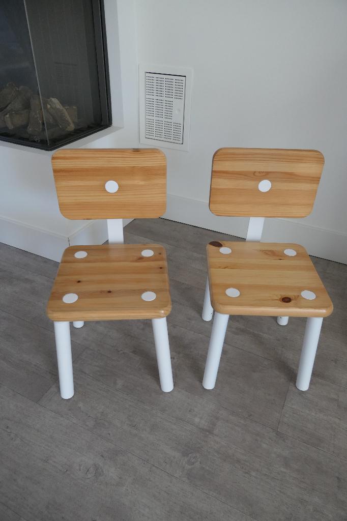 Mooie houten kinderstoelen met witte stalen poten -- 2 stuks, Ophalen, Zo goed als nieuw, Stoel(en)