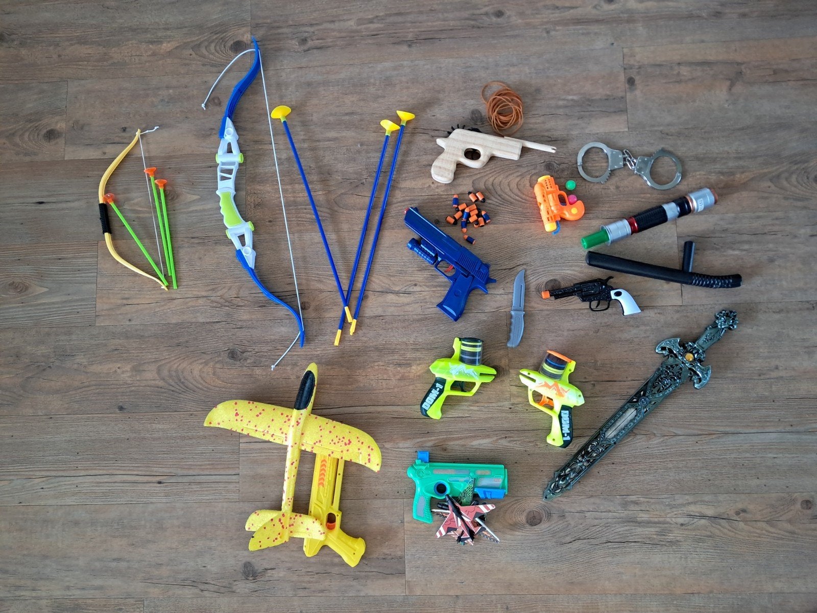 Divers buitenspeelgoed

2x pijl en boog
Pistool met kleine, Ophalen of Verzenden