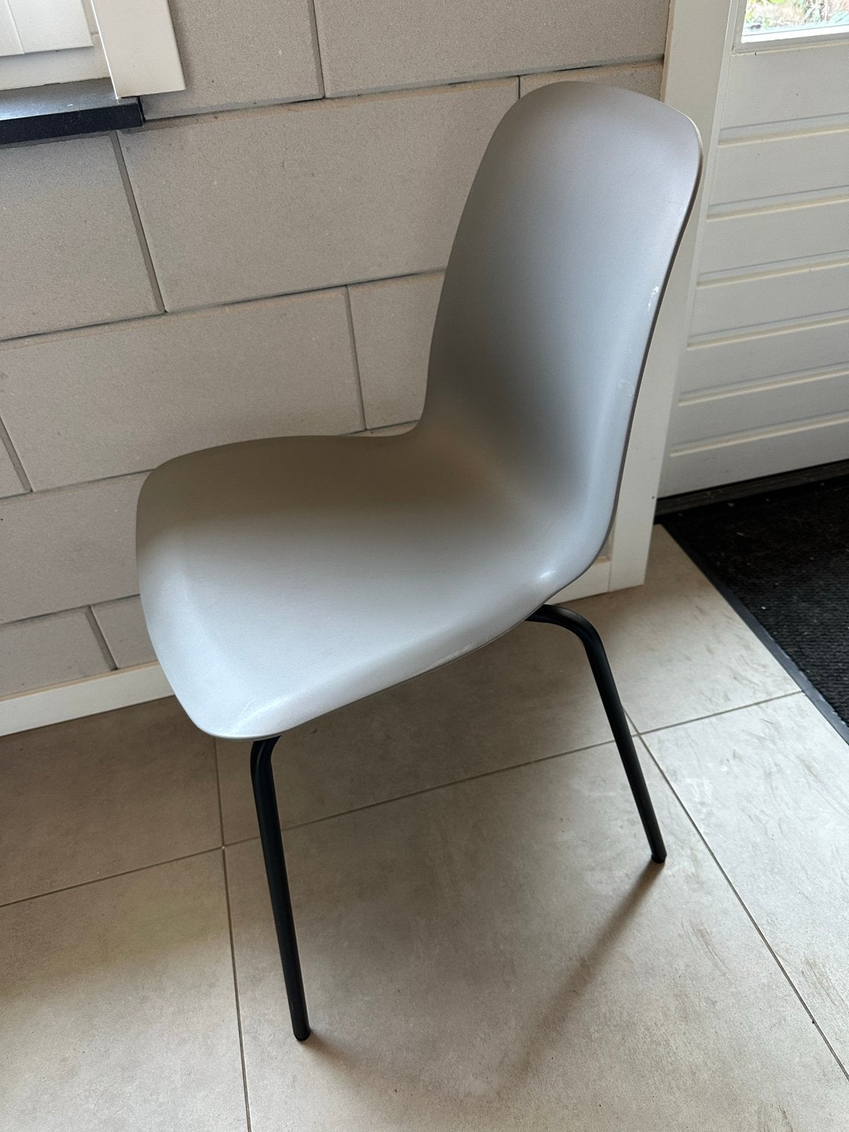 4x IKEA Leifarne stoel - Grijs met zwart onderstel, Ophalen, Kunststof, Gebruikt, Vier