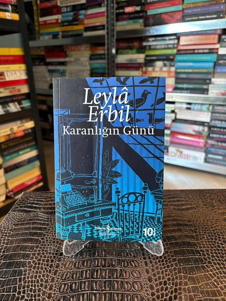 Leyla Erbil - Karanlığın Günü (Turkse roman), Ophalen of Verzenden, Zo goed als nieuw, Wereld overig