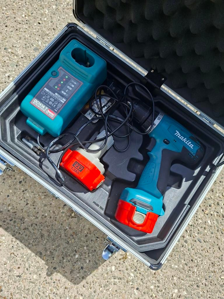 Makita Accuboormachine met complete bitset in koffer, Doe-het-zelf en Verbouw, Gereedschap | Boormachines, Variabele snelheid
